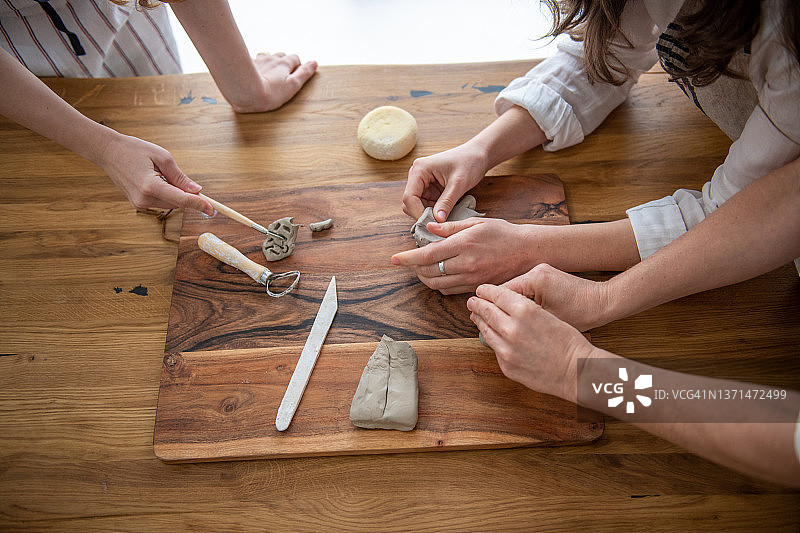 女性在家用黏土创作图片素材