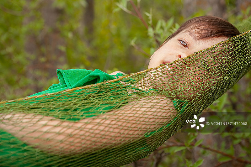 在吊床上放松身心图片素材