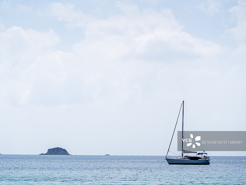 爱琴海上的游艇与岛屿图片素材