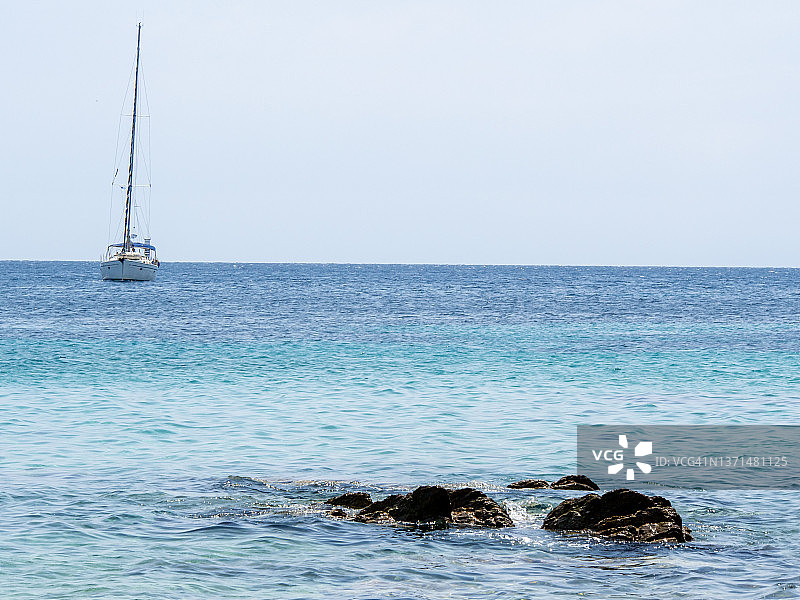 爱琴海上岩石旁的游艇图片素材