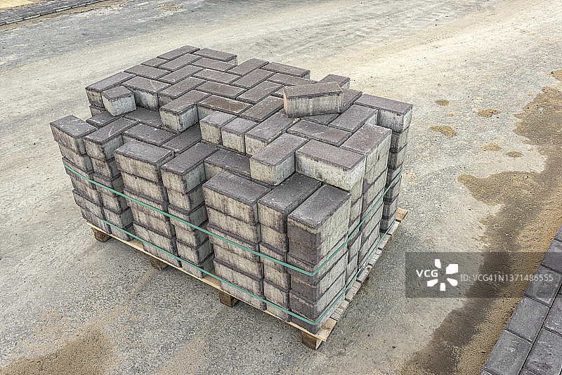 木制托盘上的一大堆铺路石图片素材
