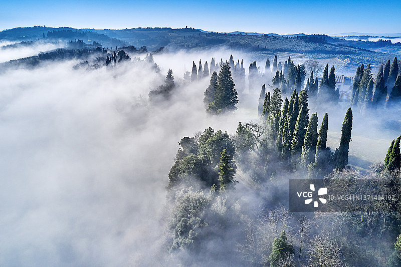 意大利托斯卡纳乡村的晨雾图片素材