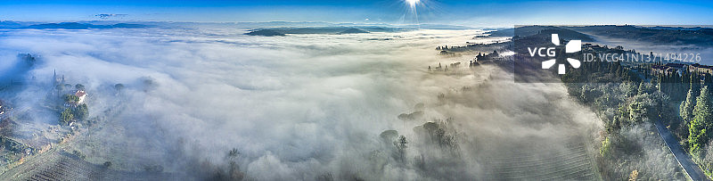 意大利托斯卡纳乡村的晨雾图片素材