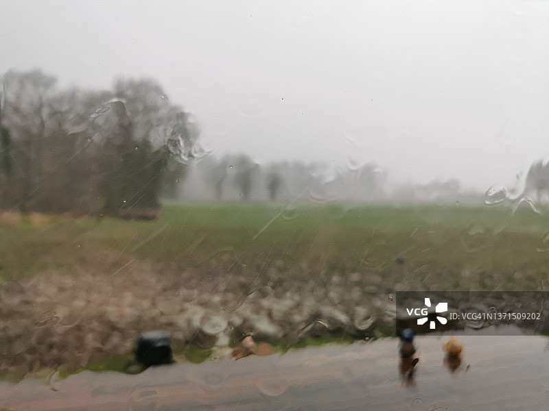 尤尼斯风暴下的窗外景象图片素材