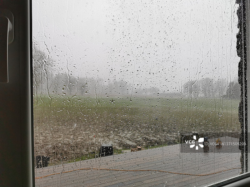 尤尼斯风暴下的窗外景象图片素材