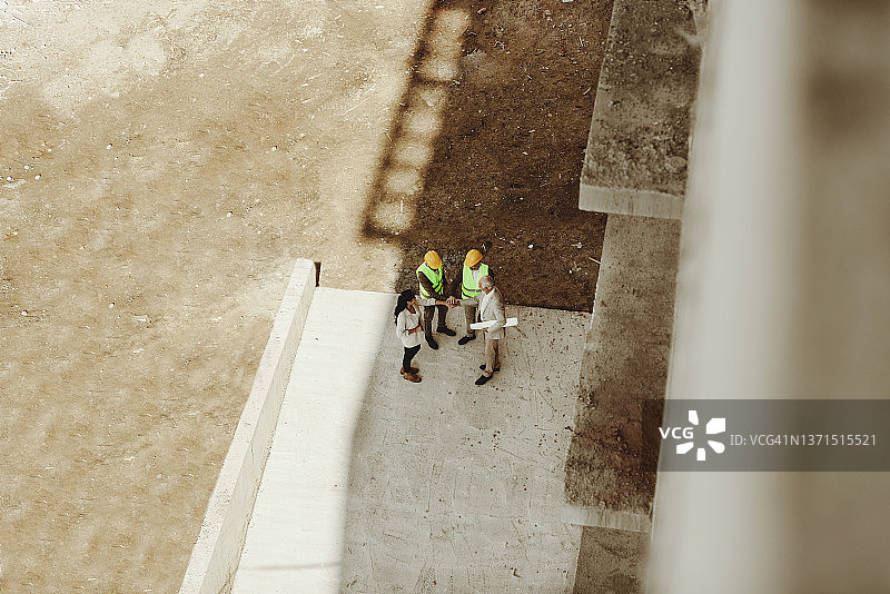 在建筑工地携手合作图片素材