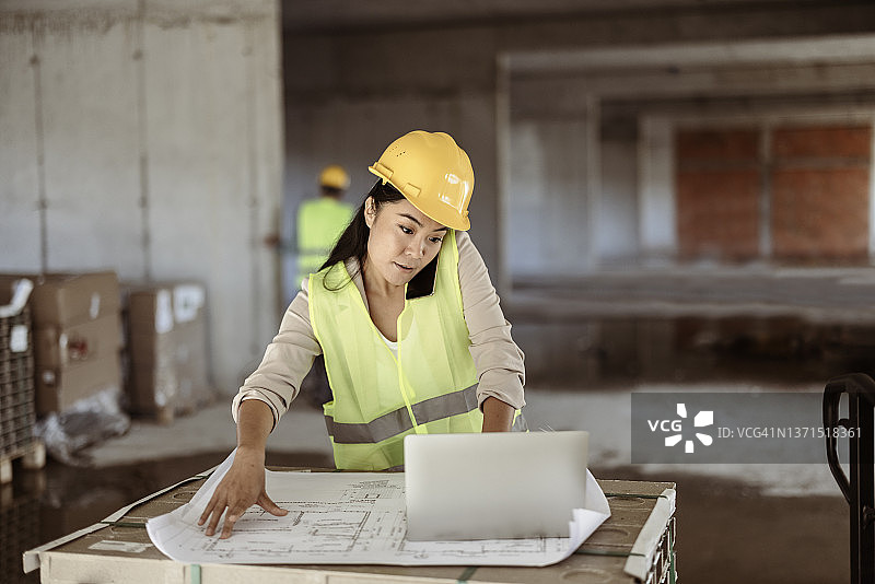 她总是仔细检查她的工作图片素材