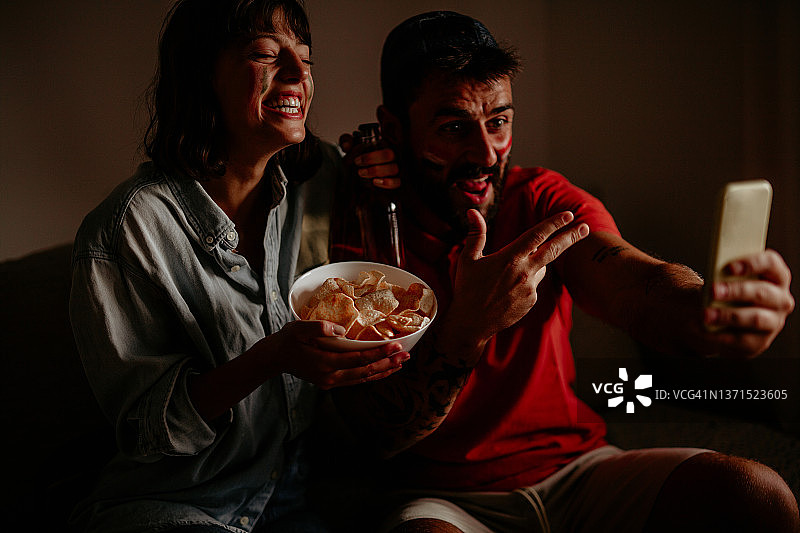 我们的团队领先于中场图片素材