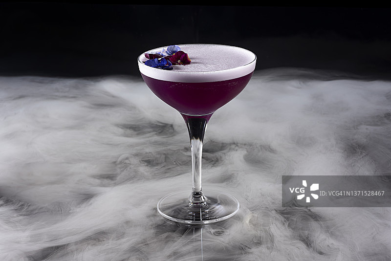 黑色背景烟雾鸡尾酒图片素材