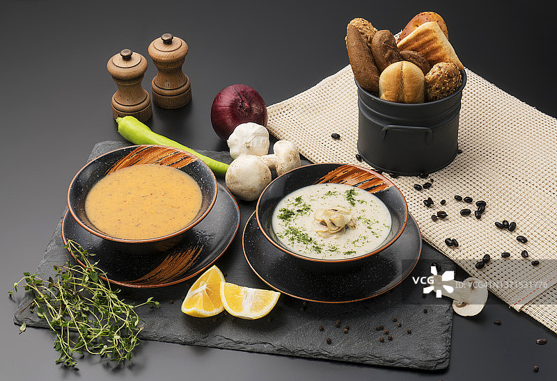 土耳其传统酸奶扁豆汤配面包图片素材