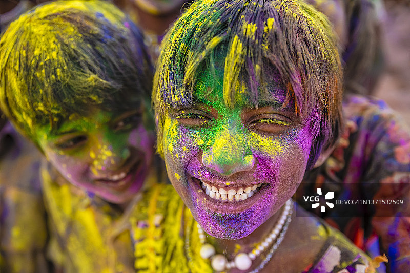 洒红节期间玩彩色粉末的印度儿童——印度教春季节日图片素材