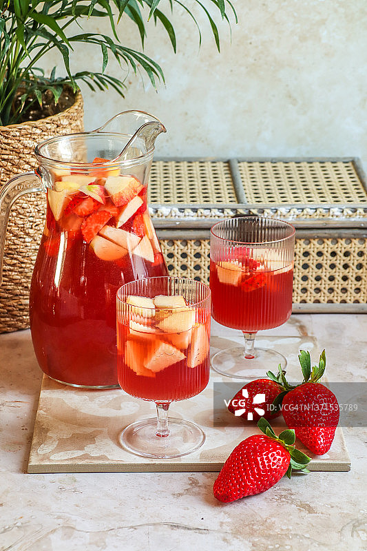 草莓桑格利亚夏日派对饮品图片素材