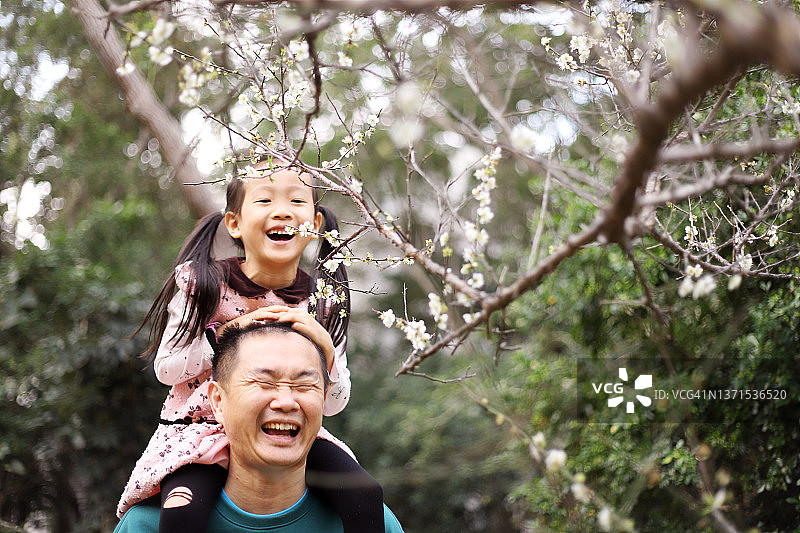 父亲和女儿图片素材