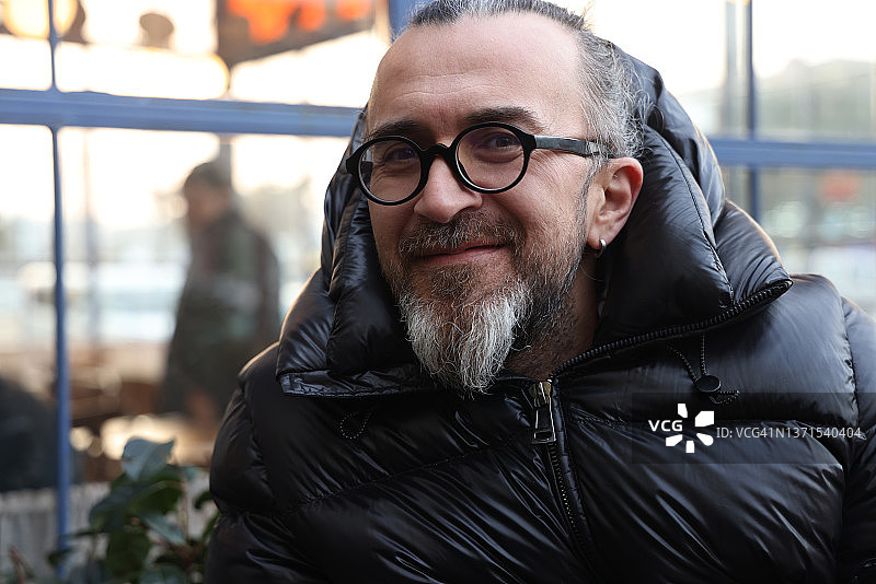 快乐的男人看着相机的肖像图片素材