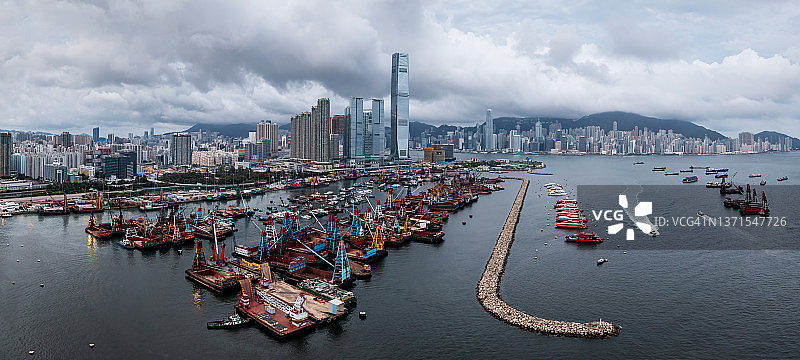 香港维多利亚港渔船与海港城及中环的摩天大楼全景航拍图片素材