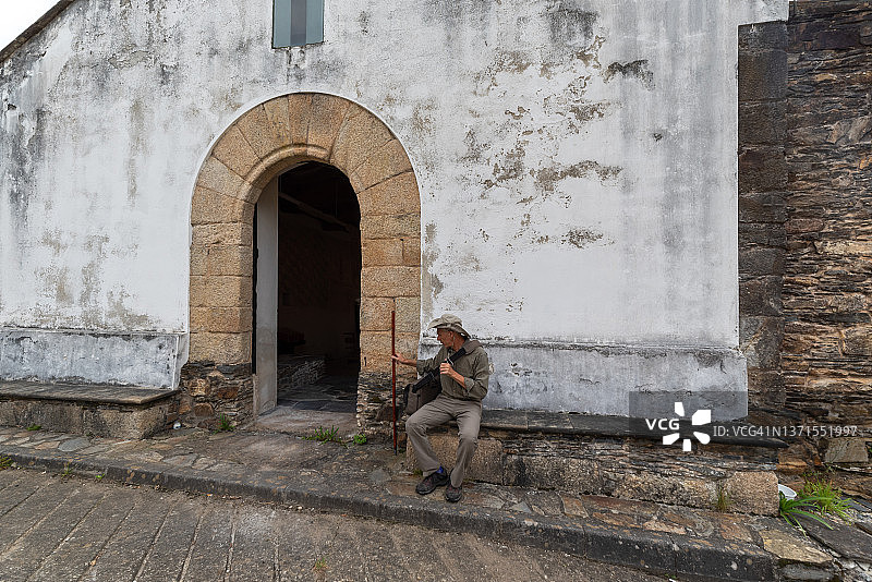 圣詹姆斯之路上的朝圣者，在教堂门口图片素材