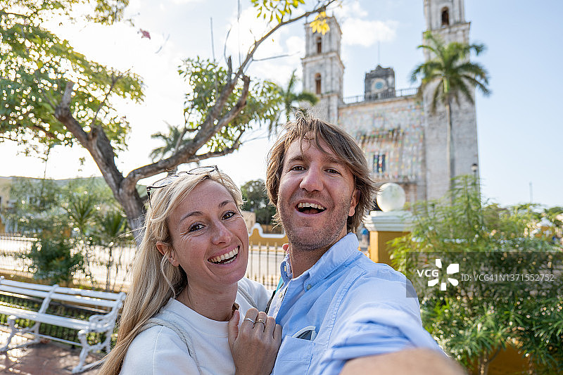 在墨西哥巴利亚多利德自拍的年轻夫妇图片素材