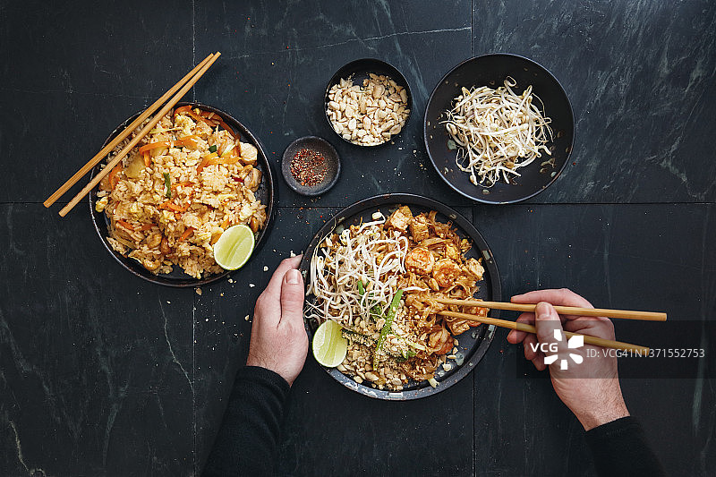 男人正在吃正宗的经典泰国菜图片素材