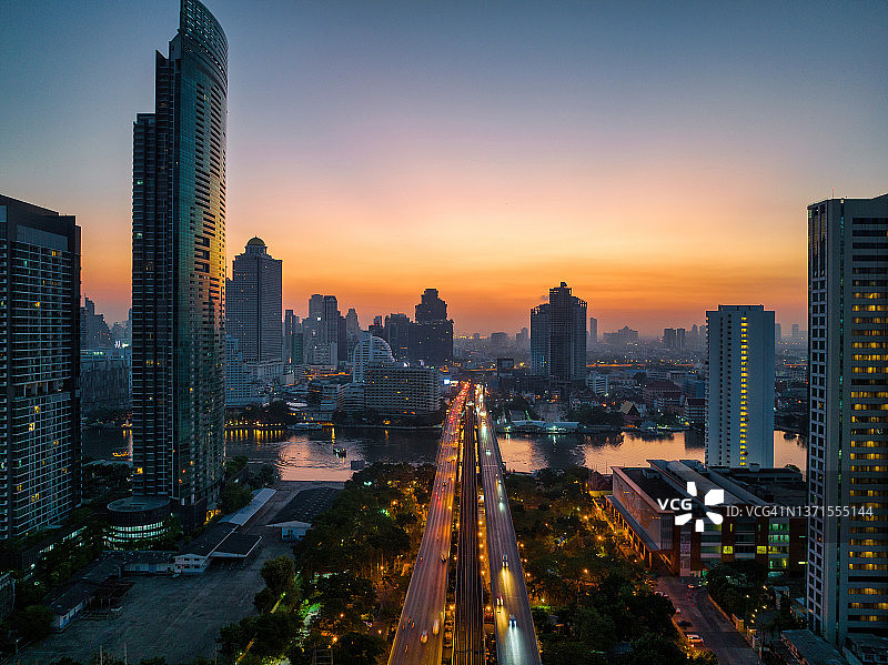 泰国曼谷市中心天际线与湄南河的日出航拍图片素材