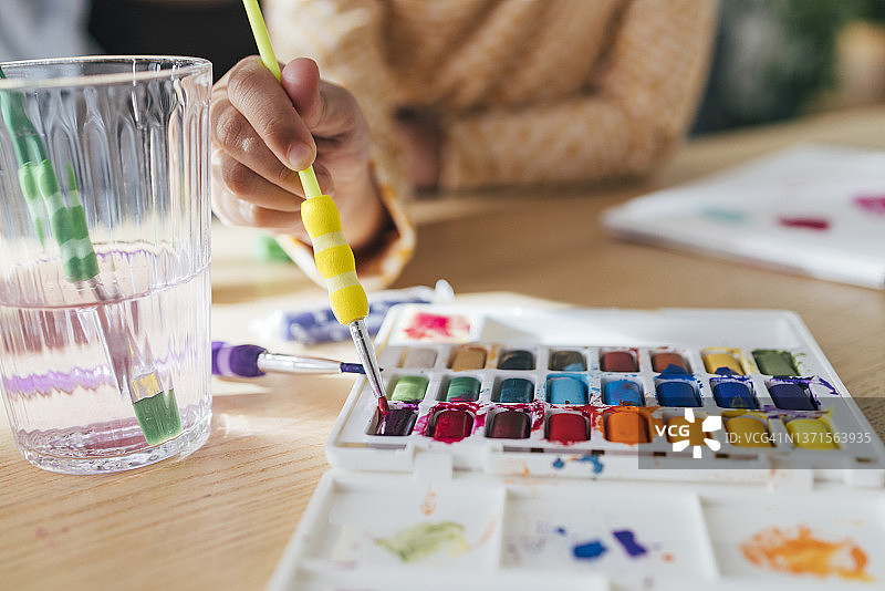 美术课上绘画的非洲裔儿童图片素材