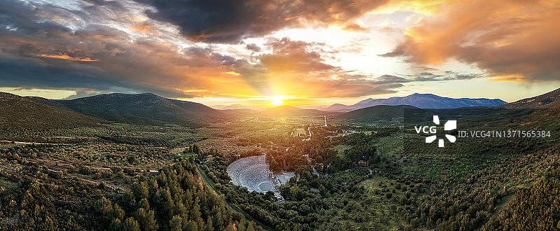 埃皮达鲁斯剧院日落时的航拍全景图片素材