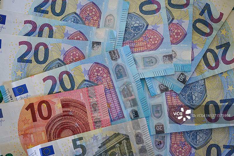 多张5、10、20欧元面额的纸币图片素材