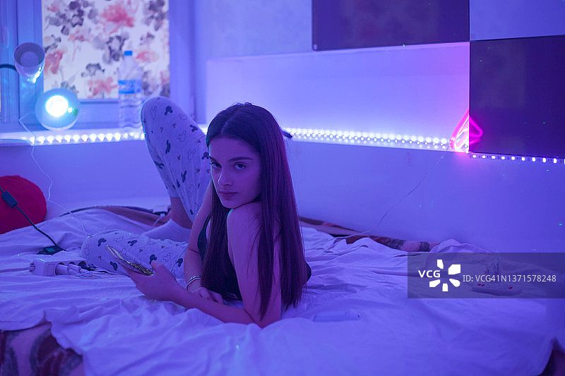 夜晚卧室里休息的少女图片素材