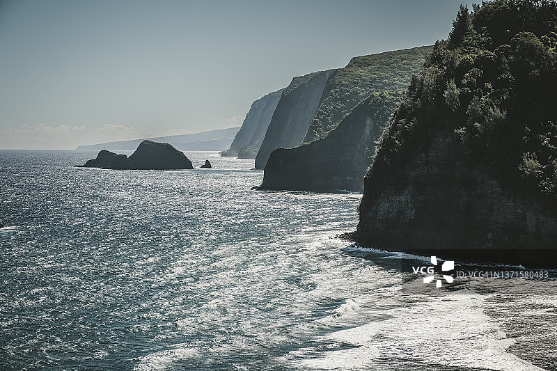 夏威夷大岛波罗陆山谷海滩上的海浪图片素材