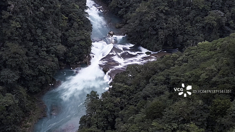 恰帕斯伊绍西斯河的Ojo de Agua瀑布图片素材