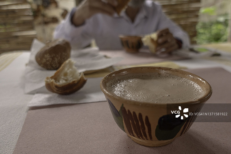 泥杯中的墨西哥热可可或巧克力饮品图片素材