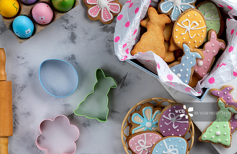 白色背景上的复活节饼干和姜饼模具贺卡图片素材