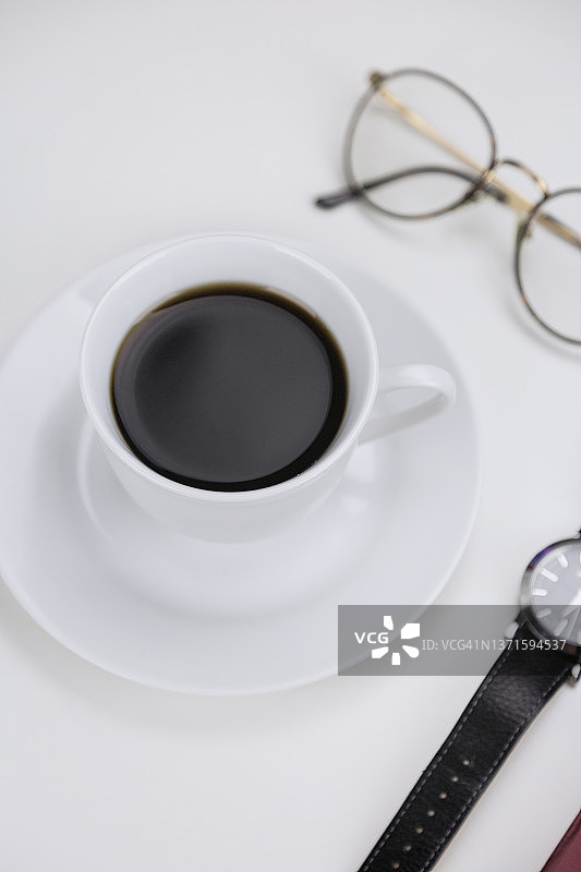 咖啡、日记和眼镜旁的腕表图片素材