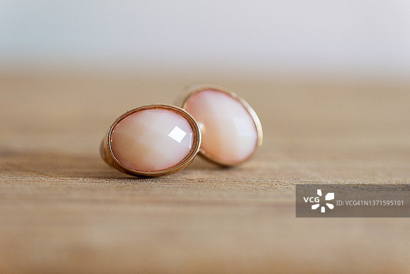 粉色水晶金色耳环特写图片素材