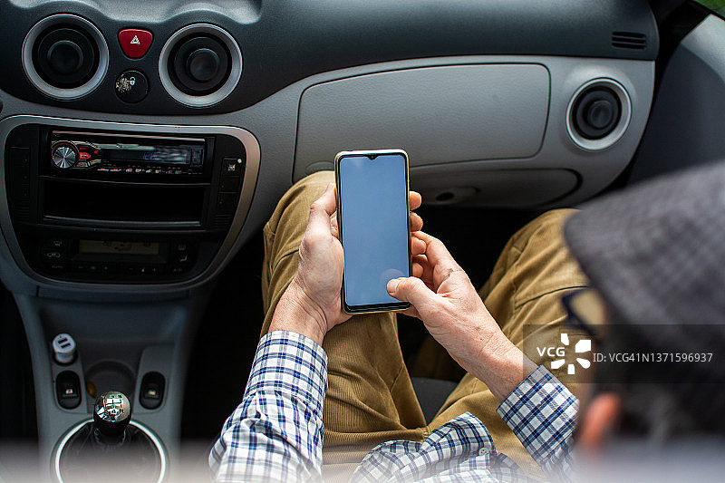 在车内使用智能手机图片素材