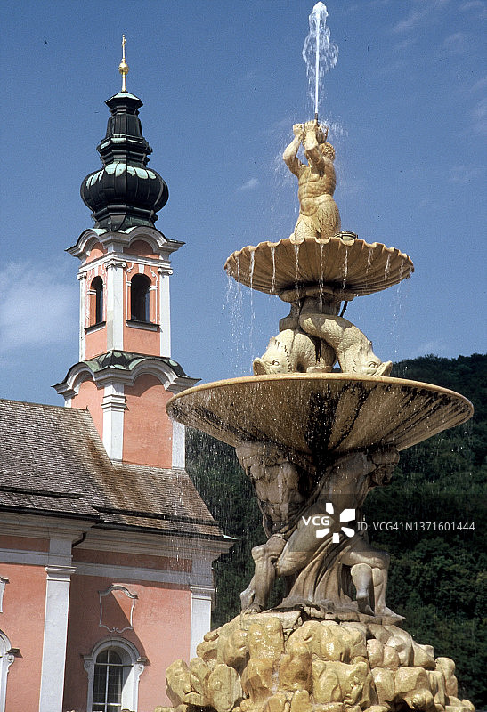 萨尔茨堡主教宫广场的住宅喷泉和圣米歇尔教堂塔楼图片素材