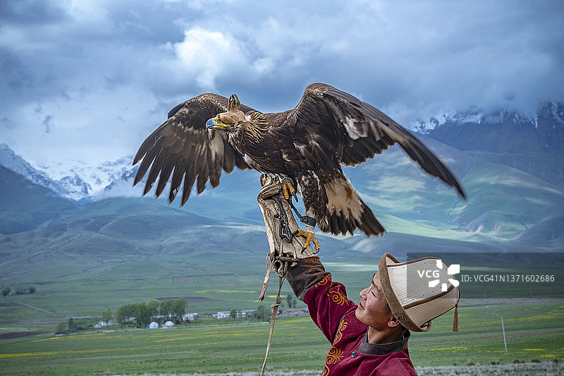 吉尔吉斯猎鹰人图片素材