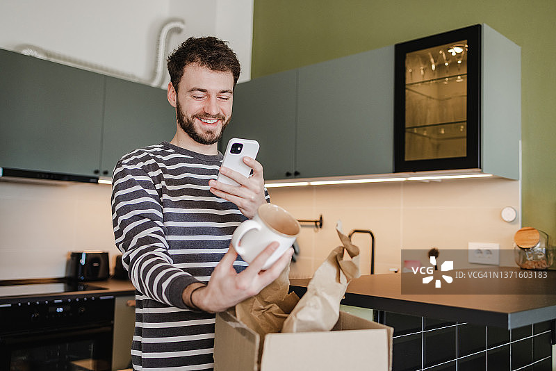 拍摄箱子里的订单商品图片素材