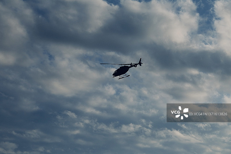 直升机在天空中的剪影图片素材