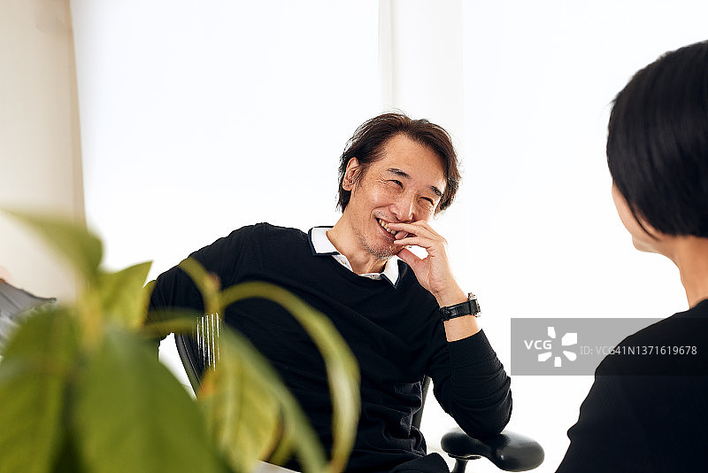 商务主管与同事图片素材