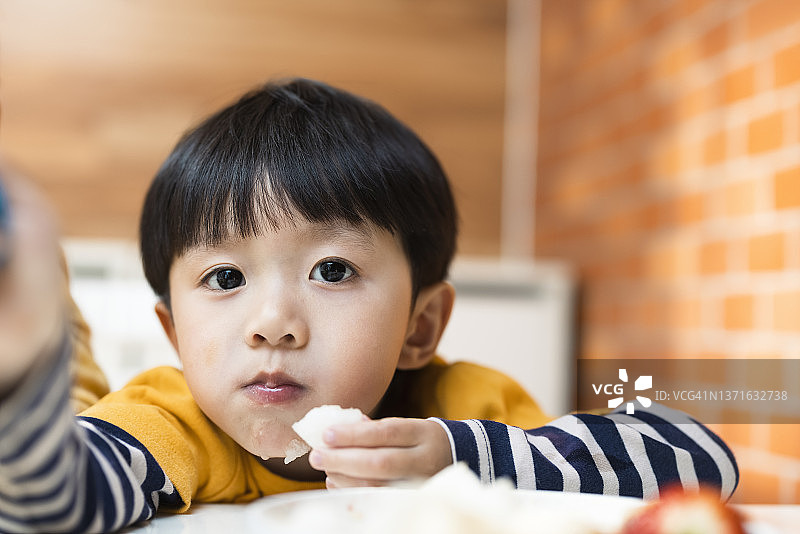 吃梨小男孩的特写图片素材