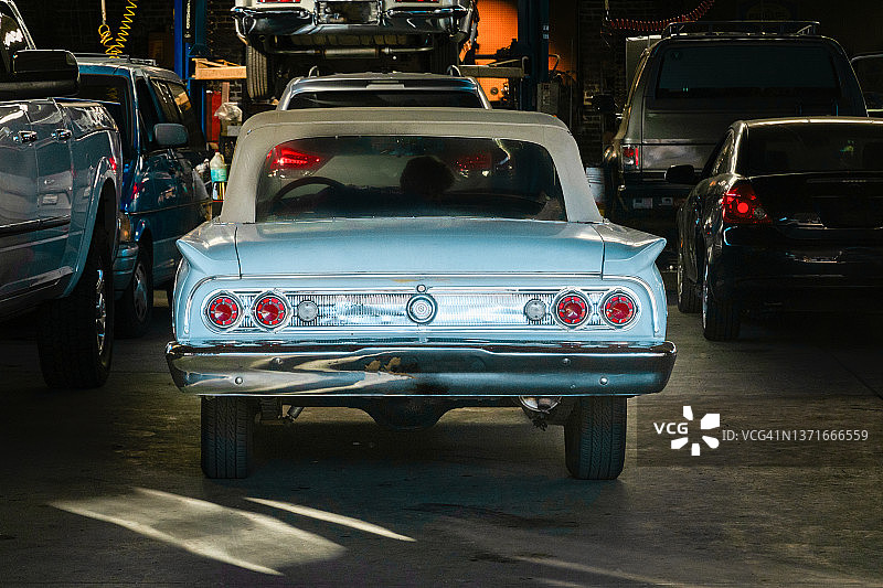 维修店里的复古汽车图片素材