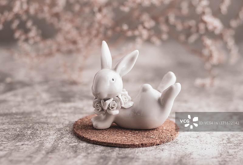 白色陶瓷兔子和白色小花图片素材