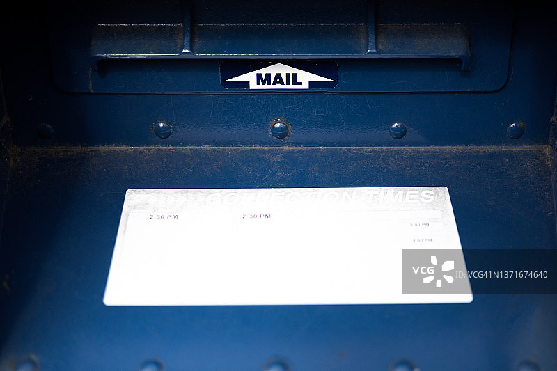 传统蓝色邮政邮箱投递口和把手正面特写图片素材