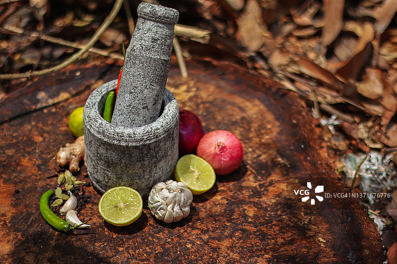 传统阿育吠陀药剂师与石制研钵、草药和香料图片素材