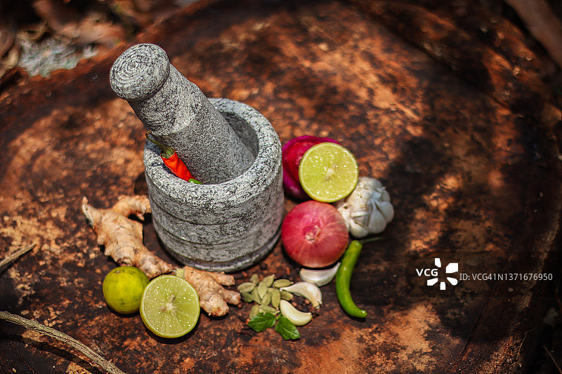 传统阿育吠陀药剂师与石制研钵、草药和香料图片素材