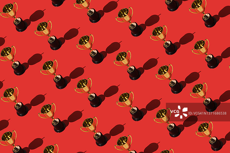 红色背景上的金色奖杯图案，胜利概念图片素材