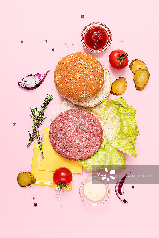 粉色背景上的肉类汉堡食材，平面图，桌面视图图片素材