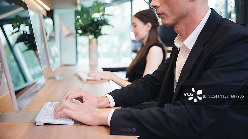 两位商业同事在现代办公室工作讨论图片素材