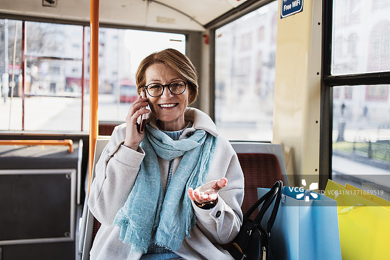 美丽的女子在城市户外图片素材