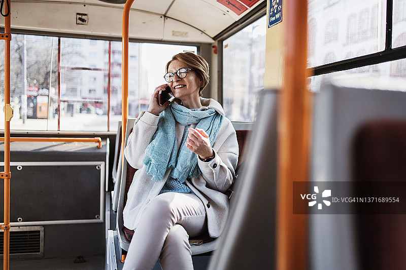 美丽的女子在城市户外图片素材